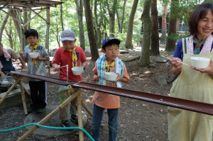 8/12　お昼は流しそうめん。この他にもピザパイを焼きました