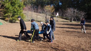 担架での搬送ゲーム。慎重に！