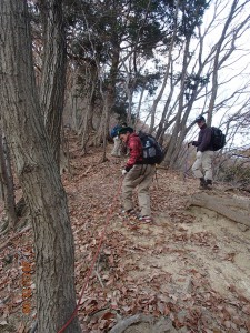 急な下り坂をザイルを使ってゆっくり降りてゆきます。