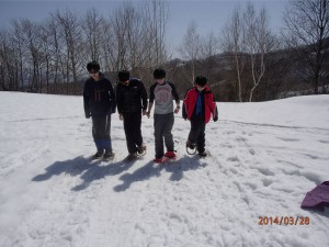 たて穴式雪洞を掘る場所を知っかり踏み固めて・・・