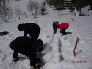 切り出した雪のブロックで壁を作り・・・