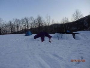 寝室（左）と食堂（右）の雪洞は、約5時間で完成