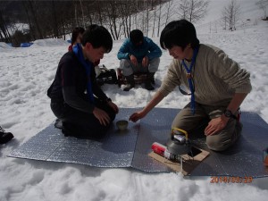 お昼ごはんの後は、雪上で野点。みんなで作法も学びました。