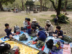 日比谷公園でおいしいお昼ごはん。いただきま〜す。