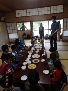 雨により室内パーティへ。 みんなそろって、にぎやかに。